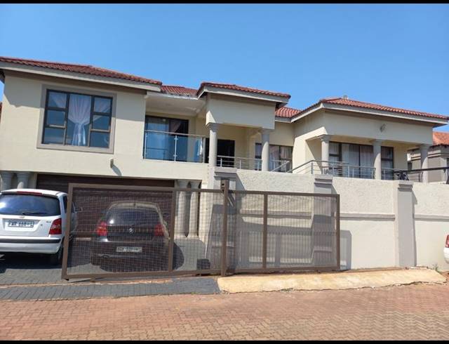 4 BEDROOM HOUSE FOR SALE IN GOLDEN ACRES ESTATE